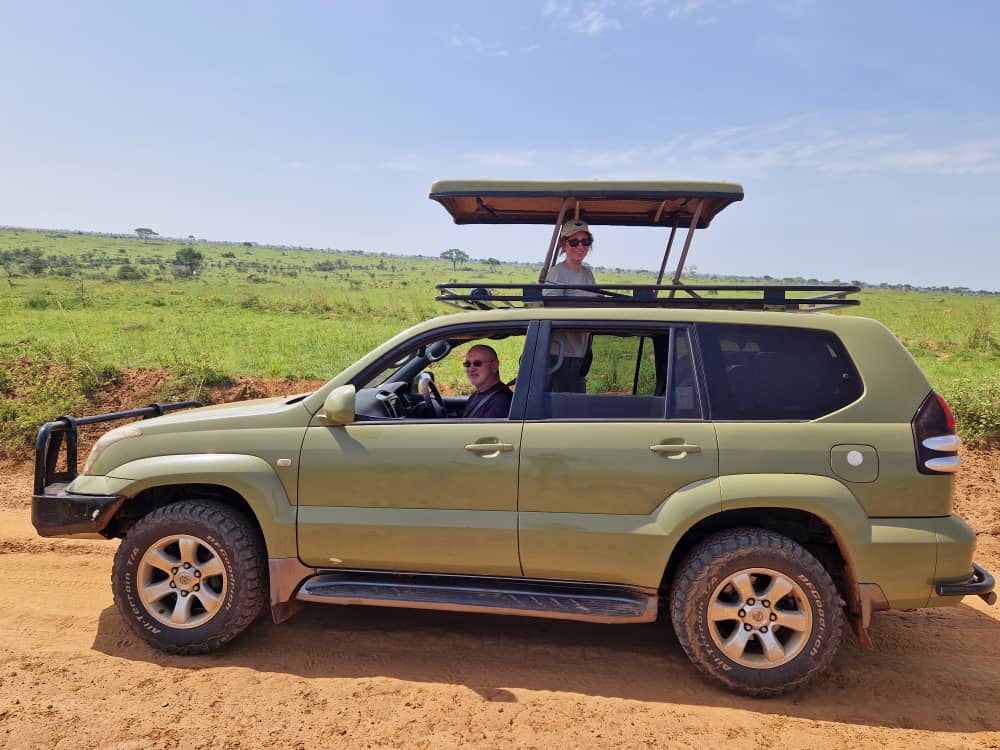 4x4 car rental Uganda in Pop-up roof car